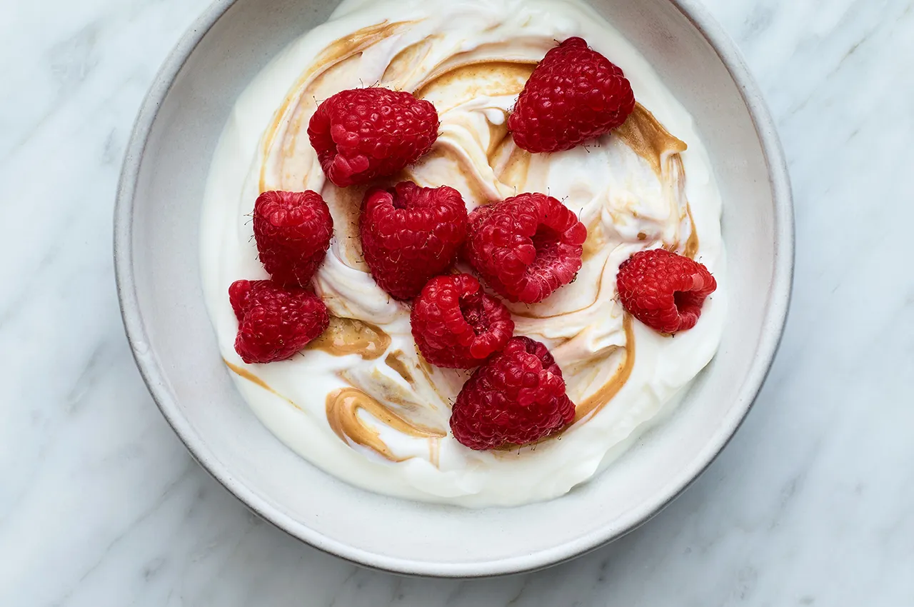 Yogurt with raspberries